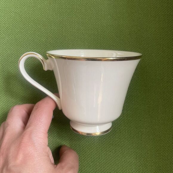 ROYAL DOULTON FINE ENGLISH BONE CHINA Footed Coffee Tea CUP  Heather H5089 EUC - Picture 1 of 5